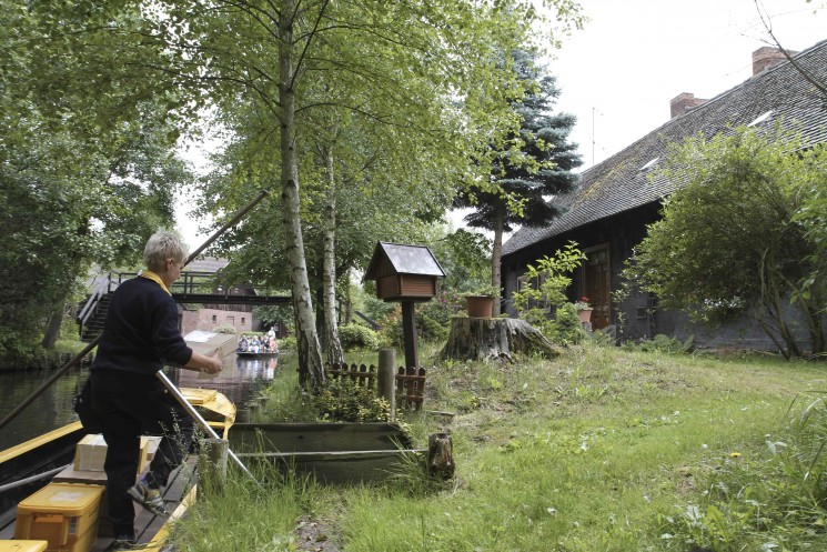 Spreewälder Kahnpostbotin