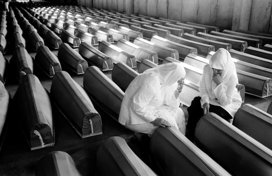 Hinterbliebene am Potocari Memorial im bosnischen Srebrenica. /media/images/is_world_press_award_2010.jpg