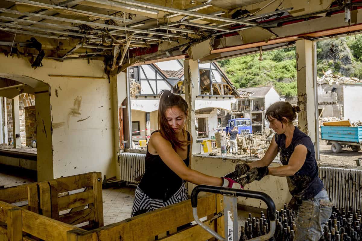 Frauen in einem verwüsteten Haus im Ahrtaal