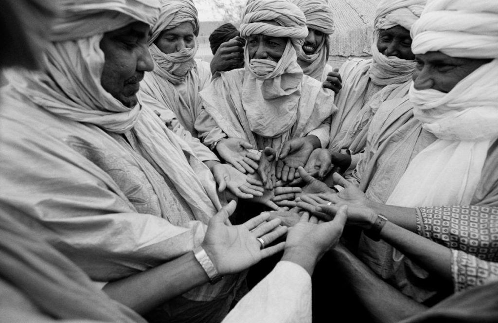 Ganz in Gottes Hand: Tuareg mehrerer Clans haben wegen eines Feldes miteinander gestritten, miteinander gegessen - und schließlich einen Kompromiss ausgehandelt.