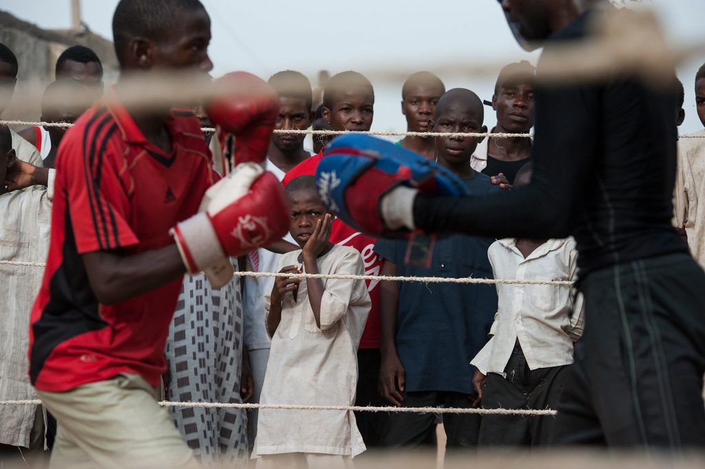 Durch das tägliche Training in seiner Boxschule, versucht Shehu, der Leiter, die Jugendlichen für den Schulunterricht zu interessieren.