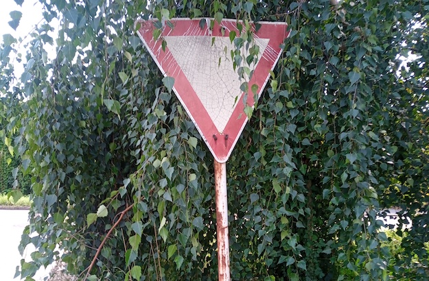 Ein Schild vor einem Baum